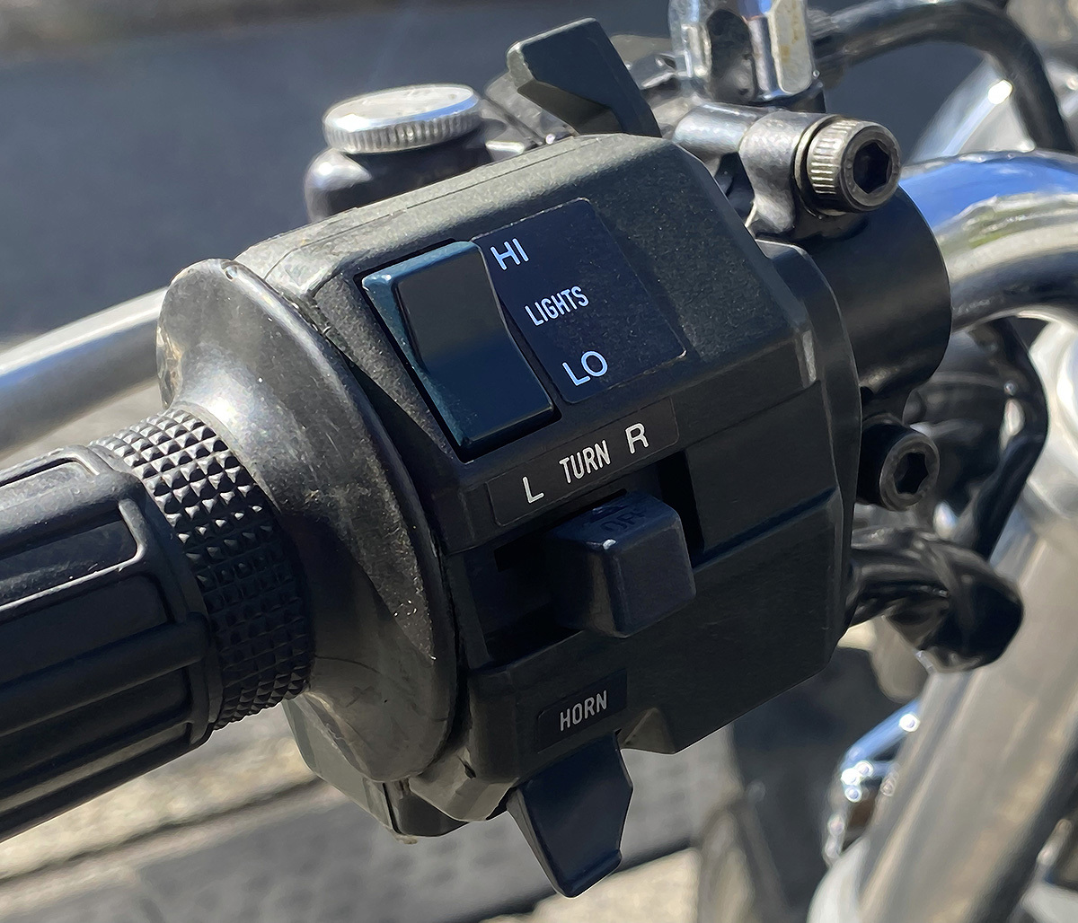 車検対策に 旧車汎用インジケーションステッカー オートバイ向け 耐光耐水ラミネート加工 文字シルバー デカール Kawasaki ゼファーなど_画像3