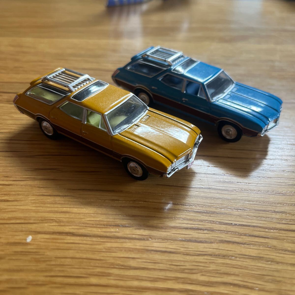 グリーンライト 1970 1972 オールズモビル ビスタクルーザー 1/64 Oldsmobile Vista Cruiser GREENLIGHT ESTATE WAGONS 2台セット_画像1