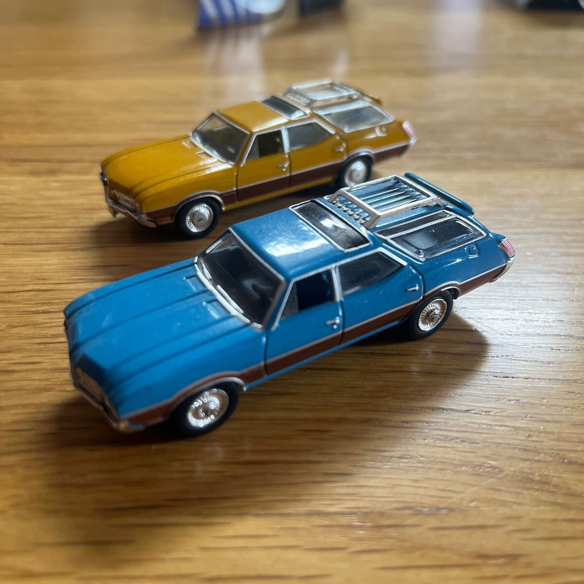 グリーンライト 1970 1972 オールズモビル ビスタクルーザー 1/64 Oldsmobile Vista Cruiser GREENLIGHT ESTATE WAGONS 2台セット_画像2