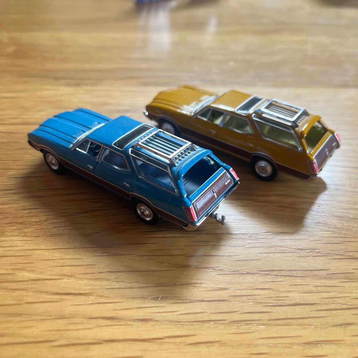 グリーンライト 1970 1972 オールズモビル ビスタクルーザー 1/64 Oldsmobile Vista Cruiser GREENLIGHT ESTATE WAGONS 2台セット_画像3