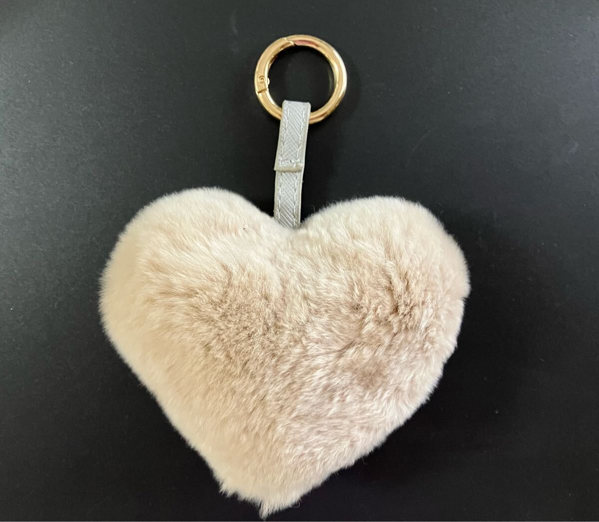 柔らかい手触り ハート型 ファーチャーム ベージュ色 ふわふわ _画像1