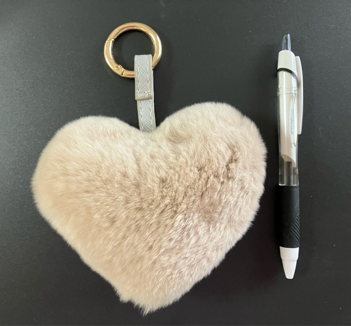 柔らかい手触り ハート型 ファーチャーム ベージュ色 ふわふわ _画像5