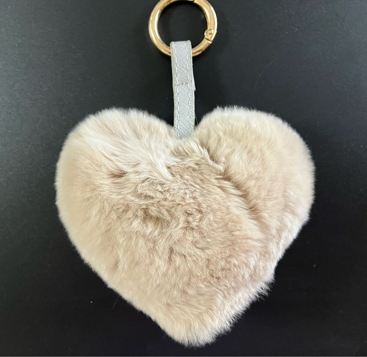 柔らかい手触り ハート型 ファーチャーム ベージュ色 ふわふわ _画像2