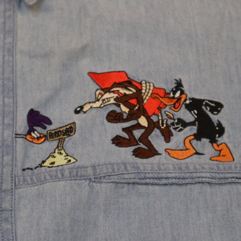 90s Looney Tunes デニム ボタンダウンシャツ L ブルー 刺繍 長袖 ルーニーテューンズ キャラクター ワーナーブラザーズ ヴィンテージ_画像4