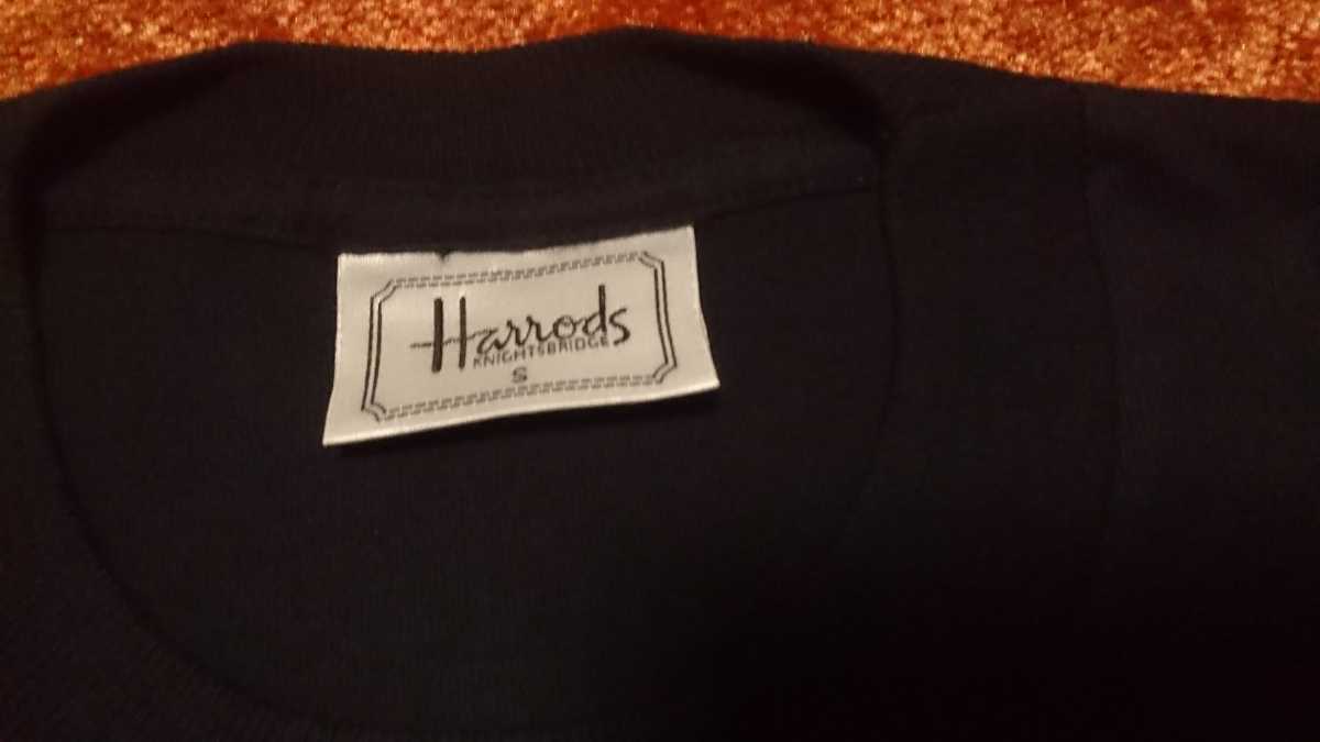 三越！ハロッズ Harrods 半袖プリントTシャツ ブラック S 肩幅 43センチ 胸にゴールド刺繍のHARRODSロゴ・モチーフ 未使用保管品 送料無料