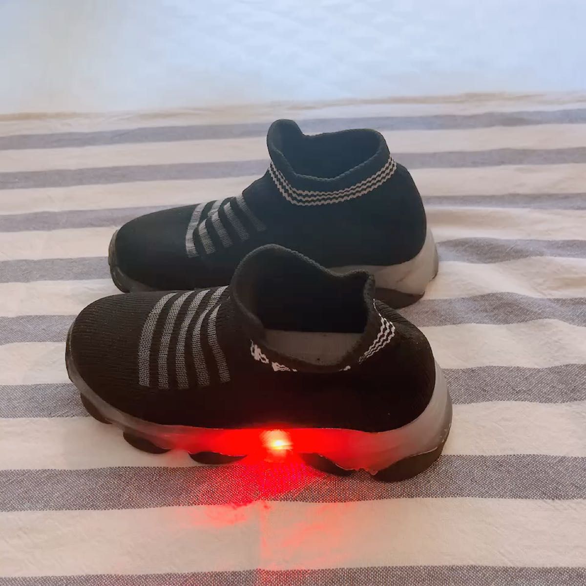 ブラック スニーカー 17.5cm キッズスニーカー キッズシューズ 光る ピカピカ ライトアップ 黒 ブラック