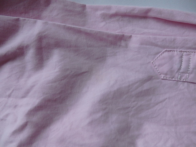 IKKA イッカ★メンズ シャツ Mサイズ★ピンク系 長袖 首・袖裏地チェック柄 予備ボタン付き★カジュアル アメカジ★難あり特価_見づらいですが汚れがついています。