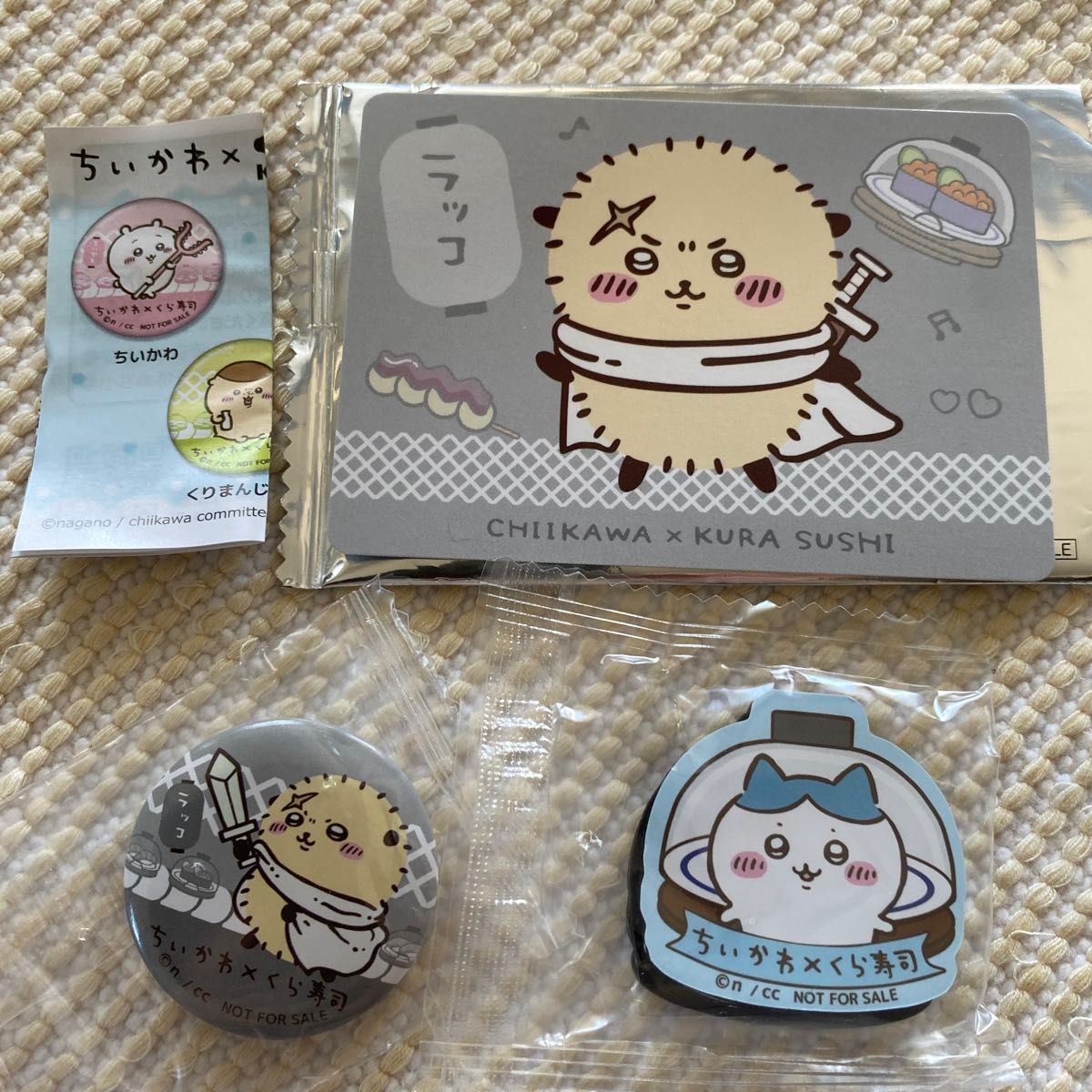 ちいかわ✖️Jリーグマスコット(ラッコ、ちいかわ)+バッジ2個(くら寿司、まじかる ちいかわ くら寿司 ラッコ カード 缶バッジ マグネットシート