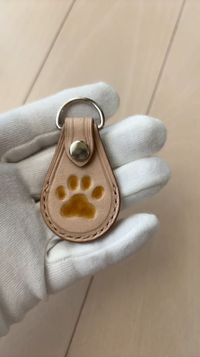 レザークラフト キーホルダー レザー 本革 猫の足跡 ネコ好きさん必見