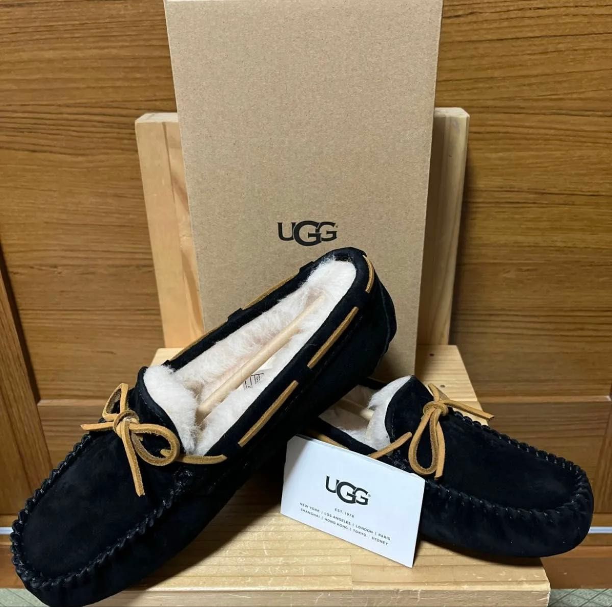 UGG ブラック モカシン 24cm 新品 正規品 UGG DAKOTA モカシン BLACK 23㎝|Yahoo!フリマ(旧