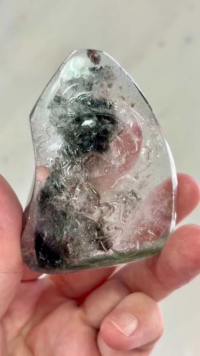 ガーデンクォーツ 龍の彫り物 110g 持ち歩き 握り石 インテリア 縁起物 天然石