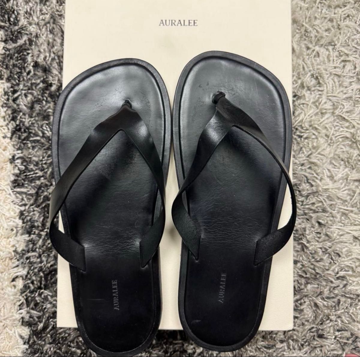 AURALEE ブラック レザートングサンダル 8 1/2 AURALEE ブラック レザートングサンダル 8 1/2|Yahoo!フリマ