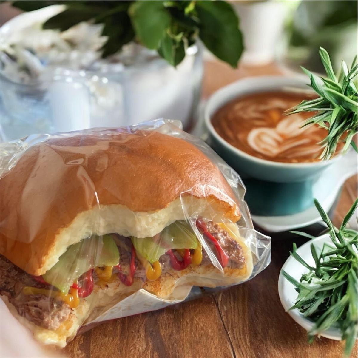 食品サンプル☆食べかけハンバーガー☆おまけトマトキーホルダー新品 食品サンプル 食べかけハンバーガー おまけトマトキーホルダー