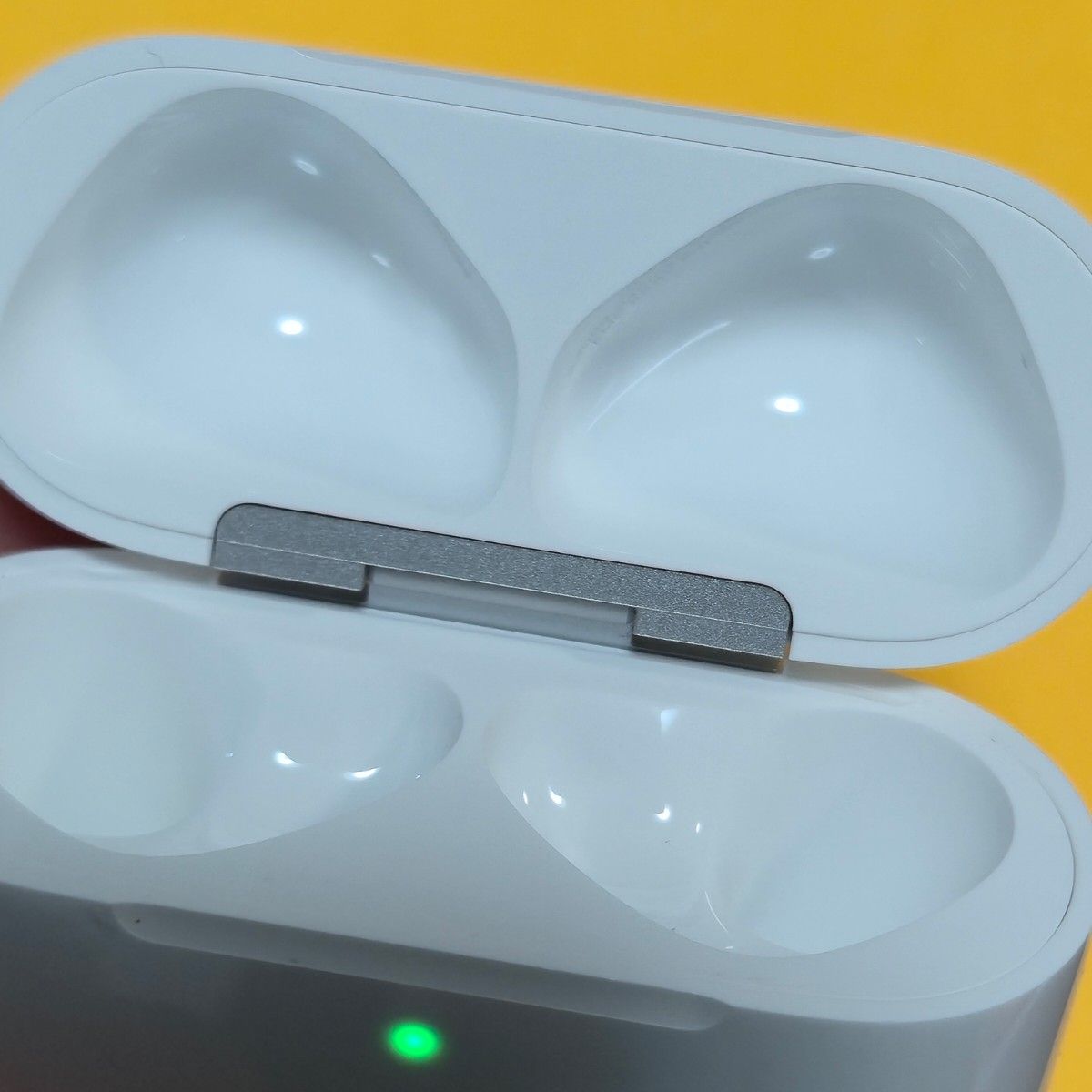 【美品】AirPods4 第四世代 ノイズキャンセリング 充電ケース A3059 美品】AirPods4 第四世代 ノイズキャンセリング 充電ケース