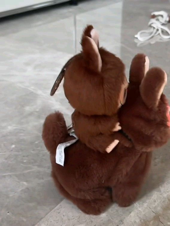 ラブブ labubu 乗り物 歌って しっぽふる 動くおもちゃ ぬいぐるみ ピンク色