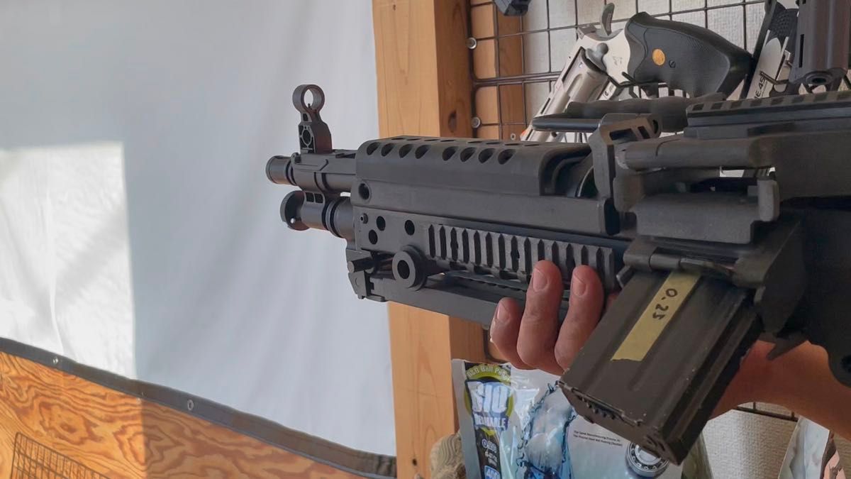 プラ製で軽量だけど金属風塗装で重厚感抜群 S&T M249 SAW 爆音初速UP&安定性能UPカスタム M249 MINIMI