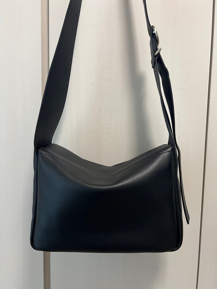 Jil Sander エンボスロゴ スモール クロスボディバッグ Jil Sander Flap エンボスロゴ入り スモールサイズ レザークロス