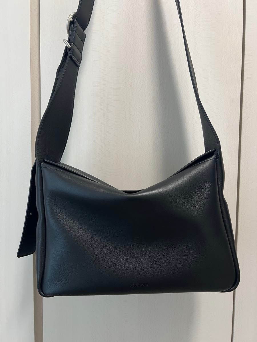 関税込★VIP価格【Jil Sander】ロゴエンボス クロスボディバッグ Jil Sander Flap エンボスロゴ入り スモールサイズ レザークロス