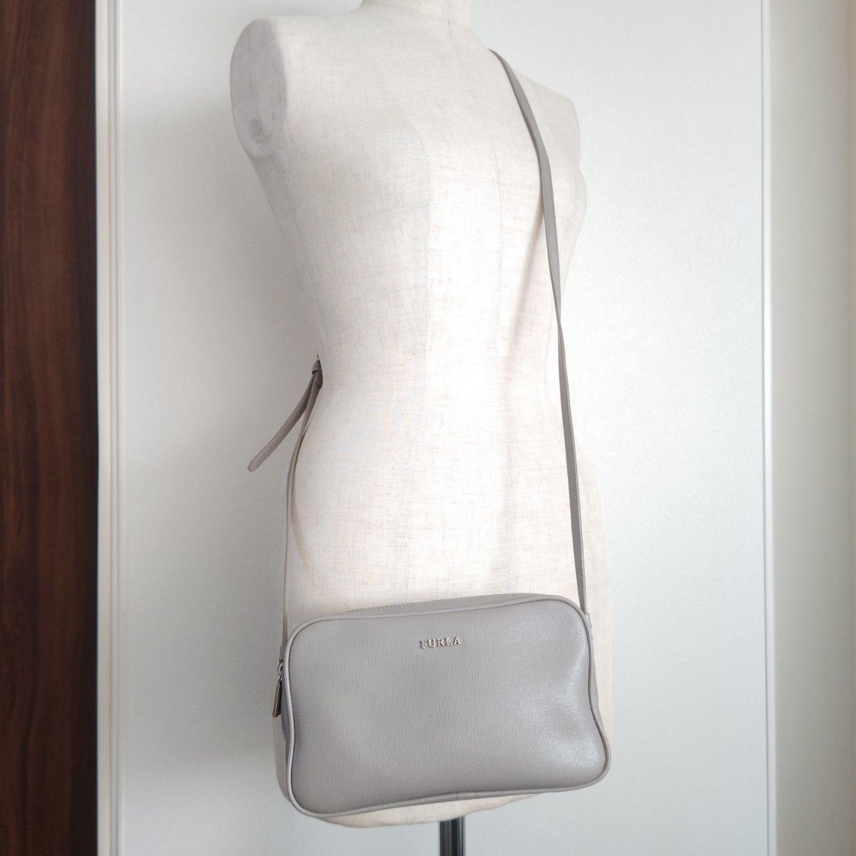 【美品】フルラ カメラバッグ ショルダー グレージュ ダブルジップ 美品『FURLA』フルラ ダブルジップ ショルダーバッグ カメラ