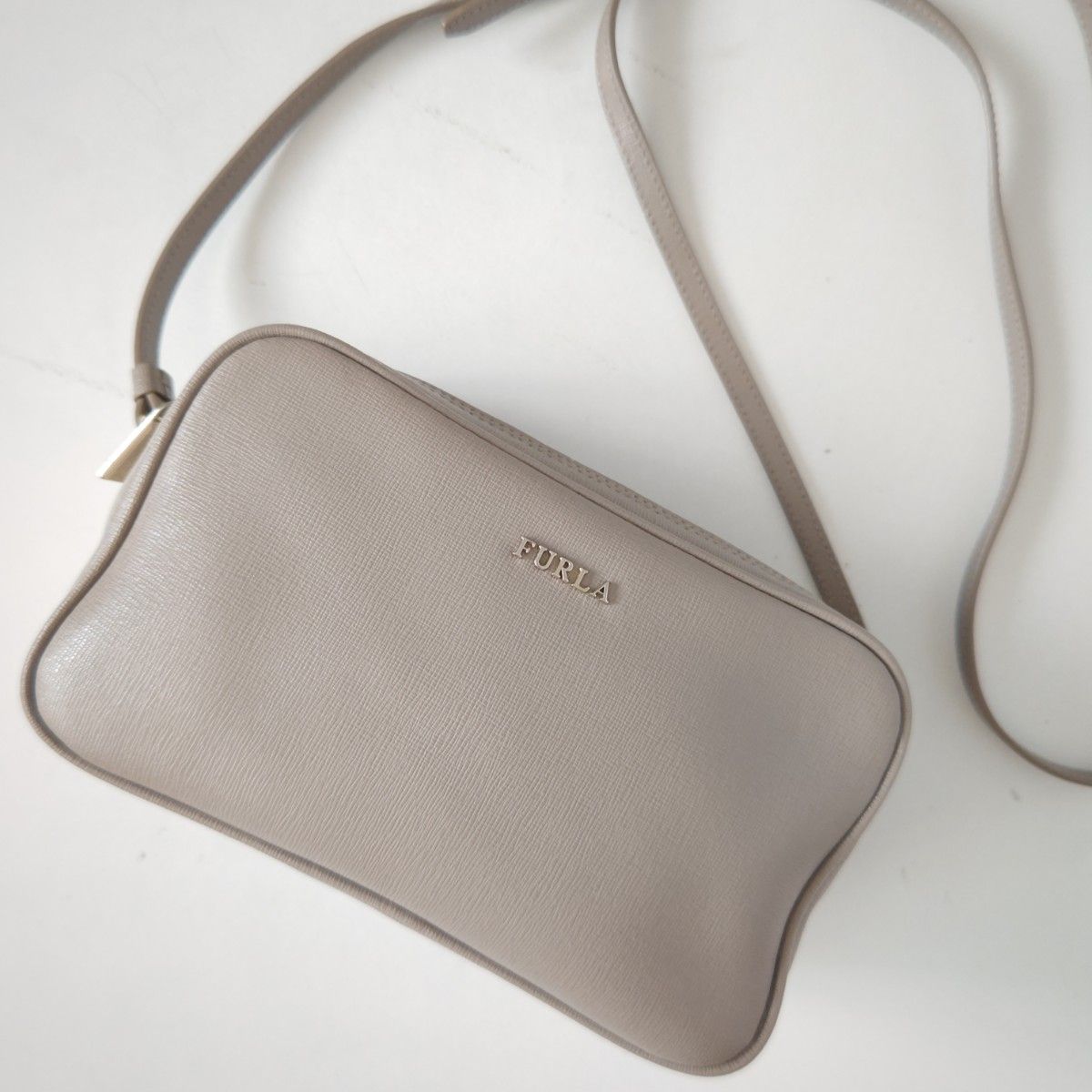 【美品】フルラ カメラバッグ ショルダー グレージュ ダブルジップ 美品『FURLA』フルラ ダブルジップ ショルダーバッグ カメラ