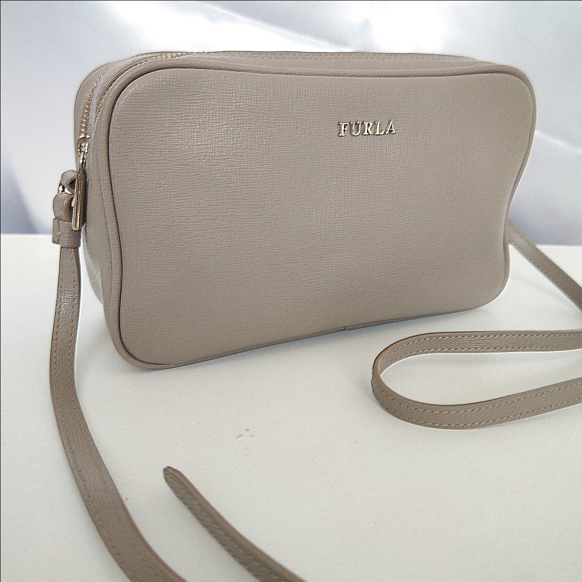 【美品】フルラ カメラバッグ ショルダー グレージュ ダブルジップ 美品『FURLA』フルラ ダブルジップ ショルダーバッグ カメラ