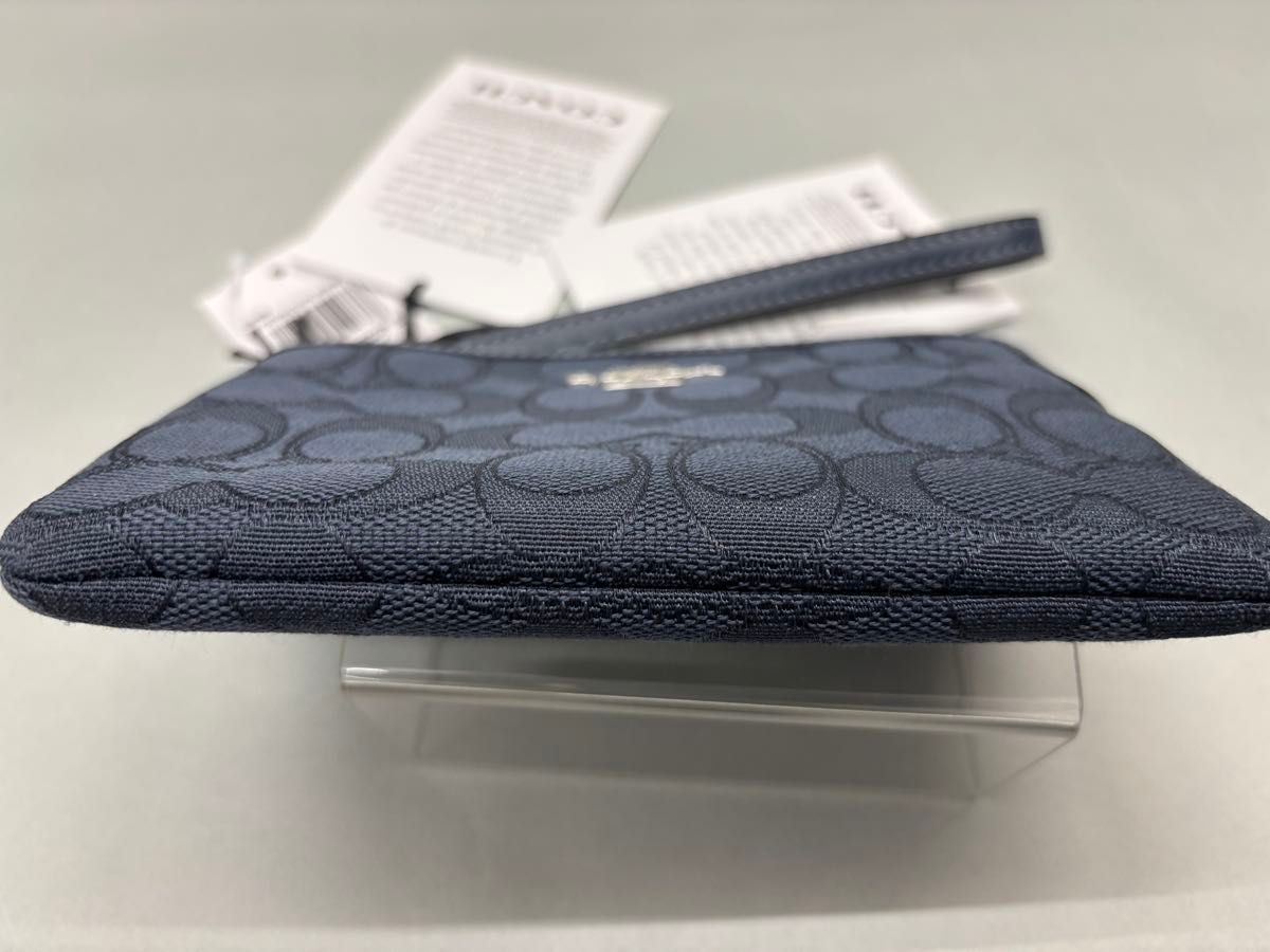 大人気☆エンボスシグネチャー【COACH】ポーチ ストラップ付 新品未使用】COACH シグネチャーストラップ付ポーチCW862SVPM1