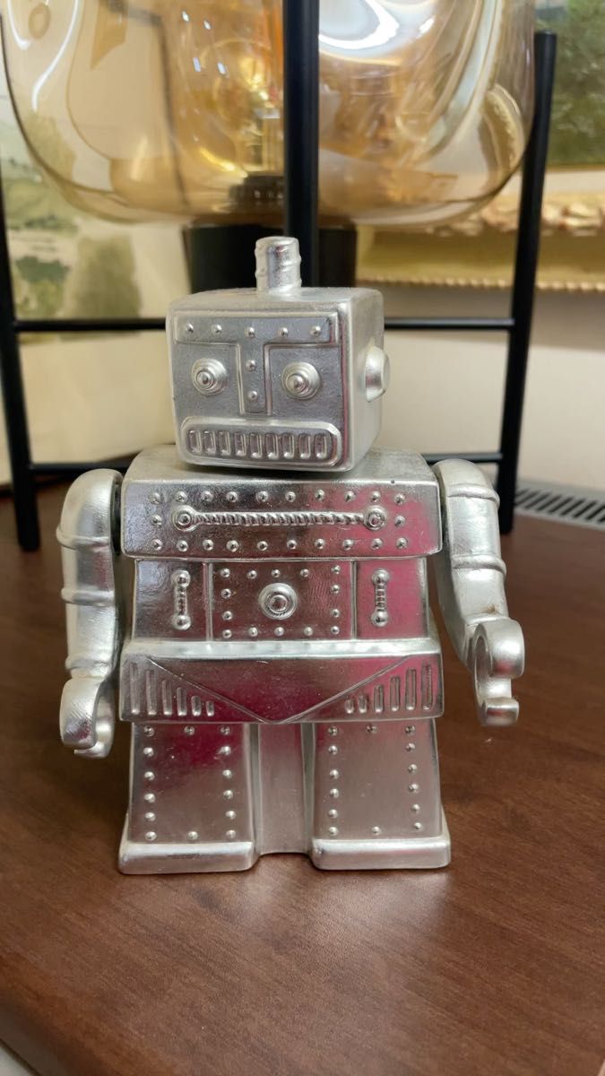 ロボットのオルゴール曲は鉄腕アトムです。金属製です。