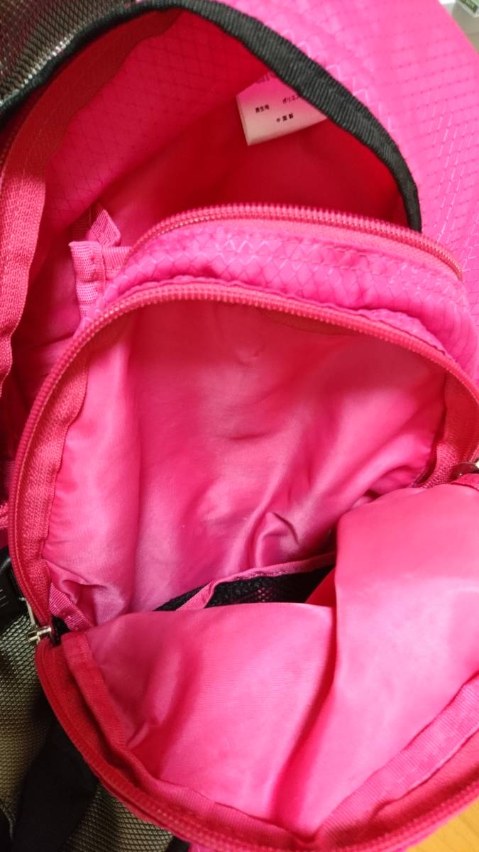 アディダスのリュックバッグ 濃ピンク 収納ポケットあり adidas_画像4