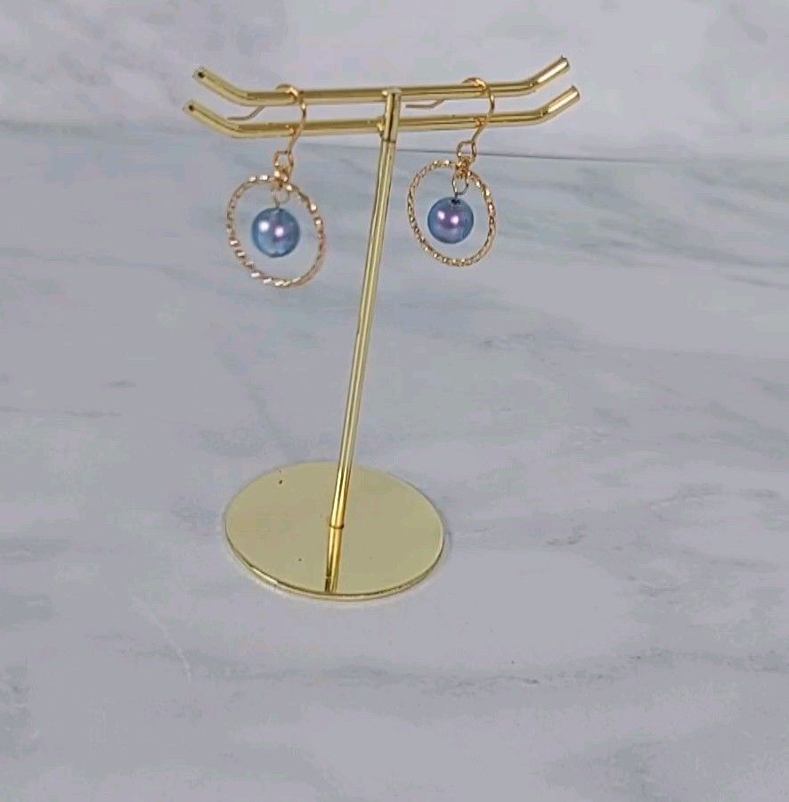 【5色展開】ゆらゆらゆれる ツイストリングゴールド×小粒パール ブルー ピアス イヤリング ハンドメイド