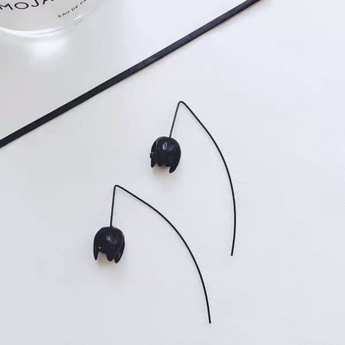 送料無料　新品　韓国style カジュアル　黒い　花型ピアス　イヤリング