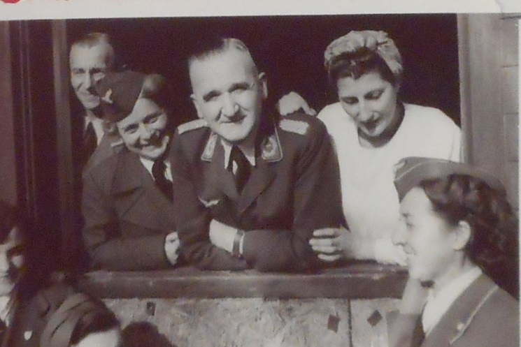 ●古写真 　空軍女性補助員の美人たちに囲まれる空軍少佐 ■卍稀少! ナチスドイツ史料館 200711_画像3