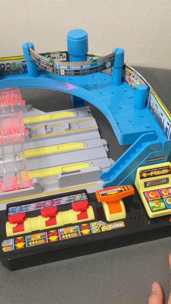 プラレール ピカッとシグナル ! GOGO発車ステーション