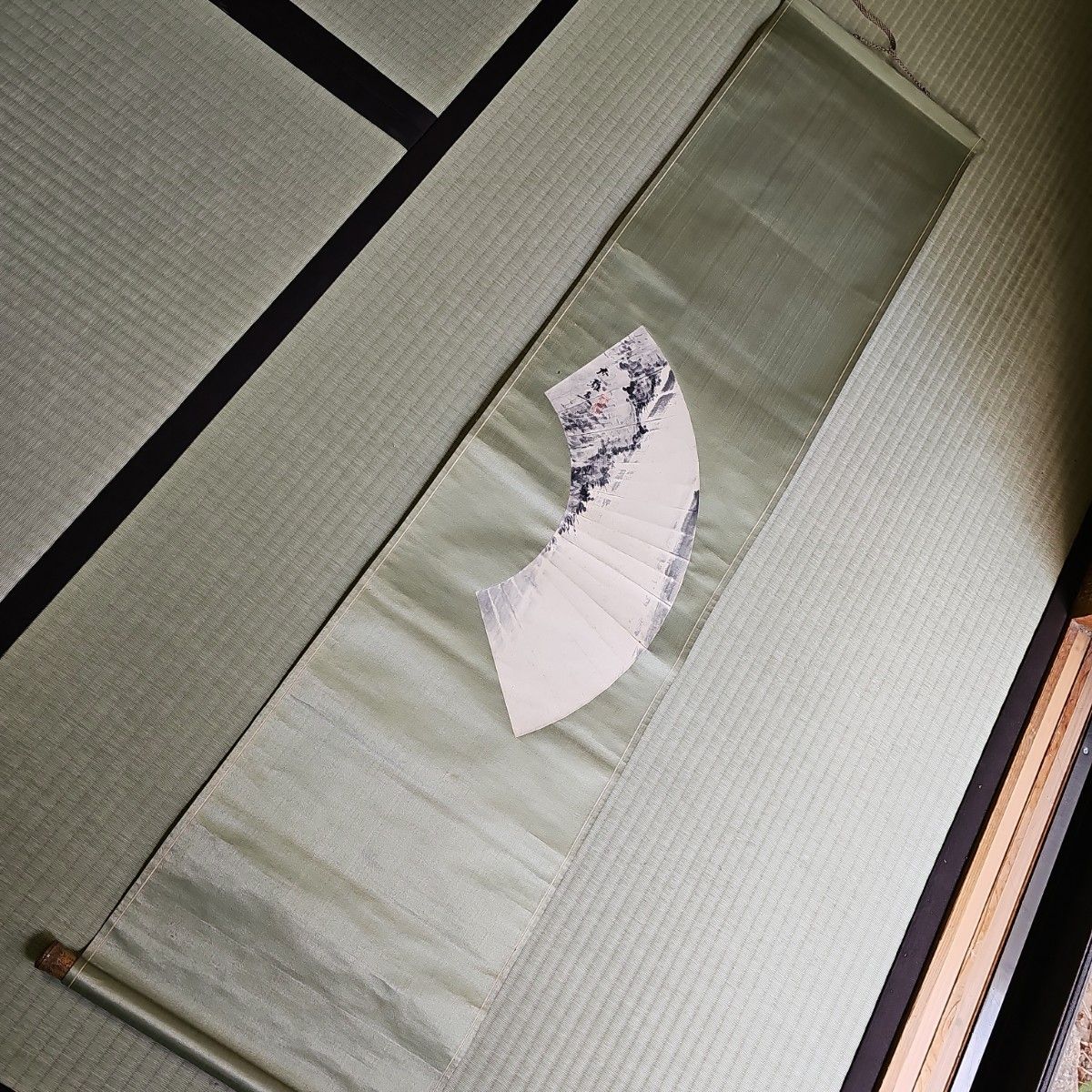 初期昭和レトロ/1950年代物】掛け軸受け 掛軸タイプ木難旦 扇子張り付け 絹布 初期昭和レトロ/1950年代物】掛け軸受け 掛軸タイプ木難旦 扇子