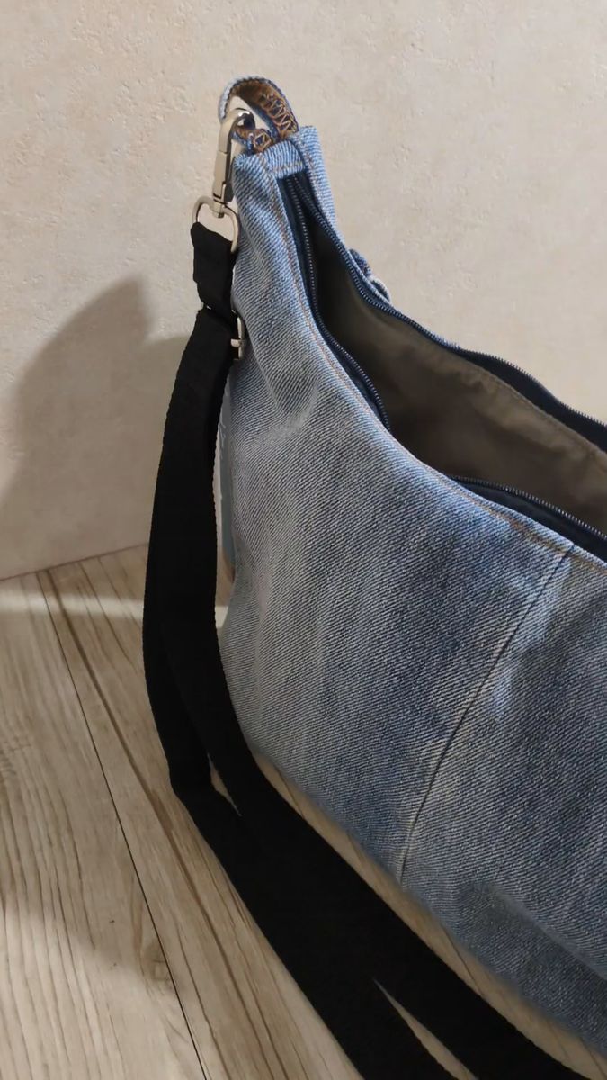 USEDデニムのショルダーバッグ((ハンドメイド)) 斜め掛けバッグ ファスナーサコッシュ