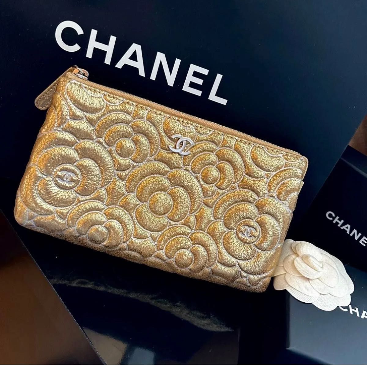 カメリアに小ぶりゴールドCCロゴがお洒落♪【CHANEL】サンダル CHANEL ゴールド メタリック シルバー金具 ココマーク カメリア