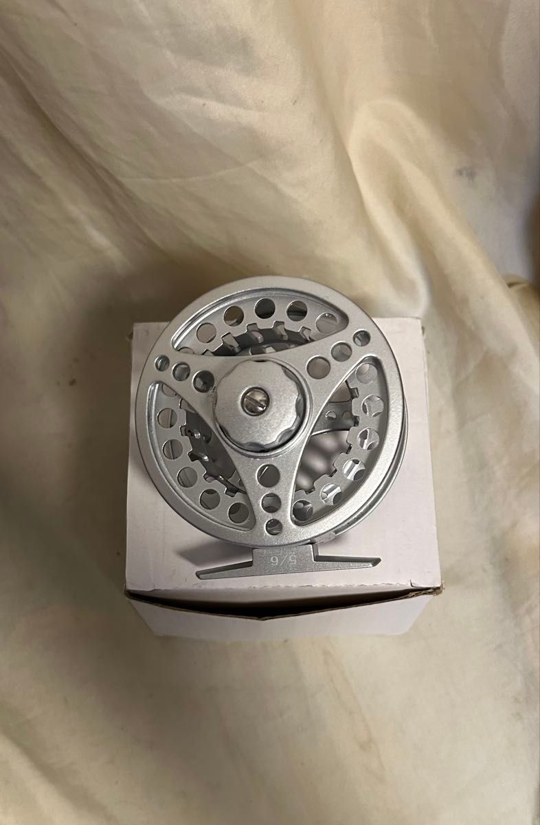 フライリール シルバー 軽量アルミニウム製 新品未使用品フライリールオールアルミ製軽量大型5/6タイプ8-9