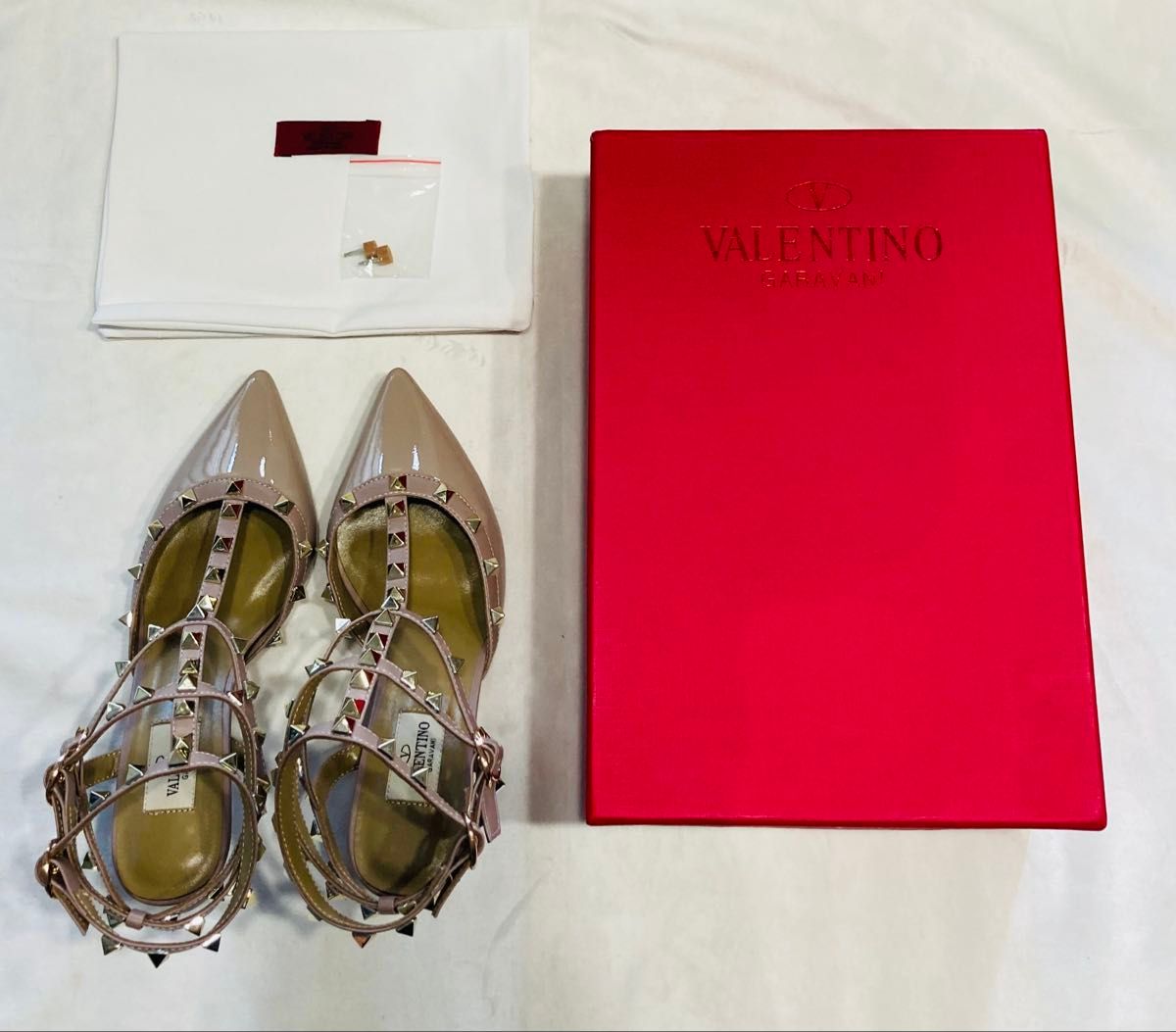 VALENTINO パンプス ローマンスタッズ ストラップ レザー VALENTINO ロックスタッズ ヴァレンティノ スタッズ エナメル