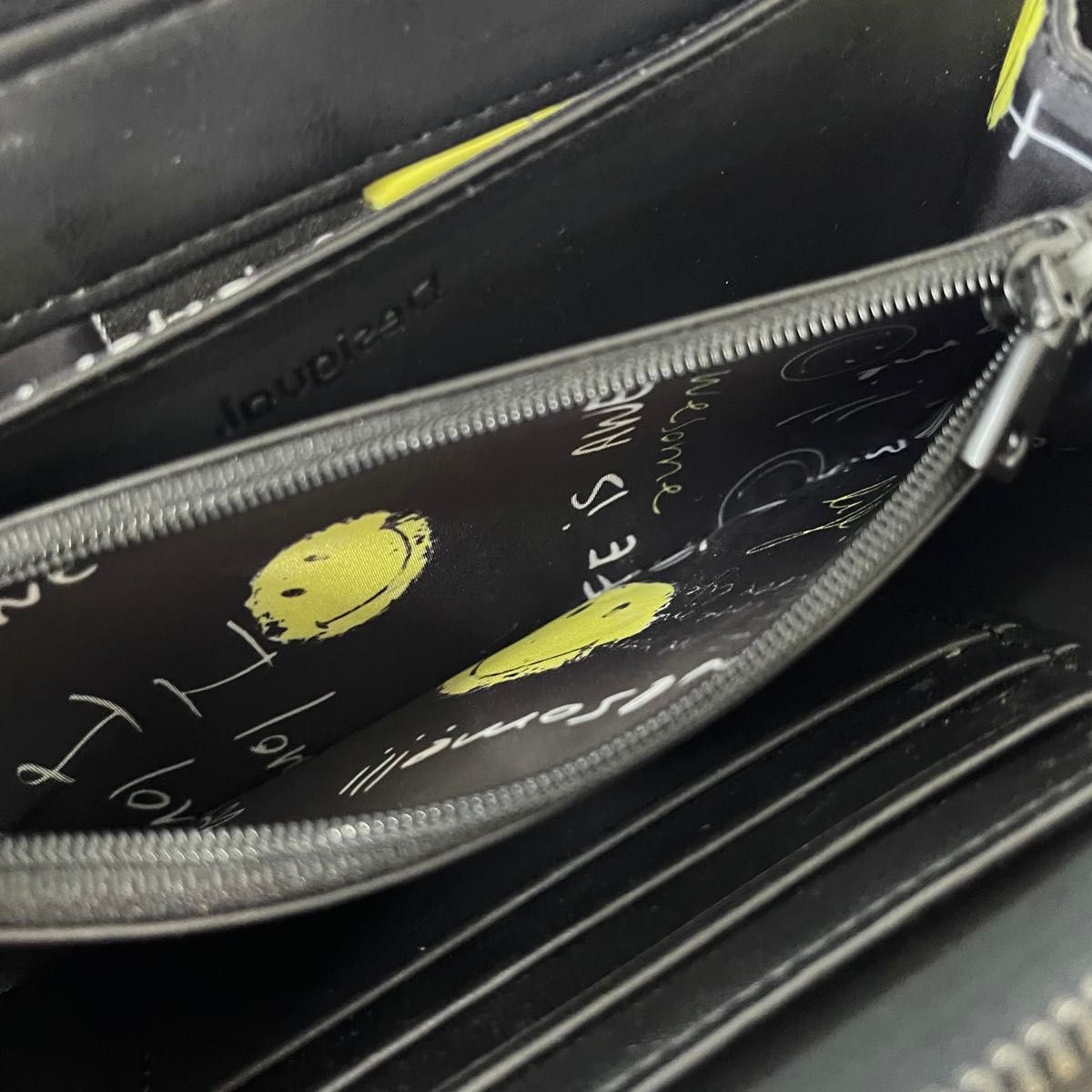Desigual★エンボス ロゴ☆便利なポケット☆スマホショルダー Desigual SMILEYスマイリー ウォレットショルダー スマホ