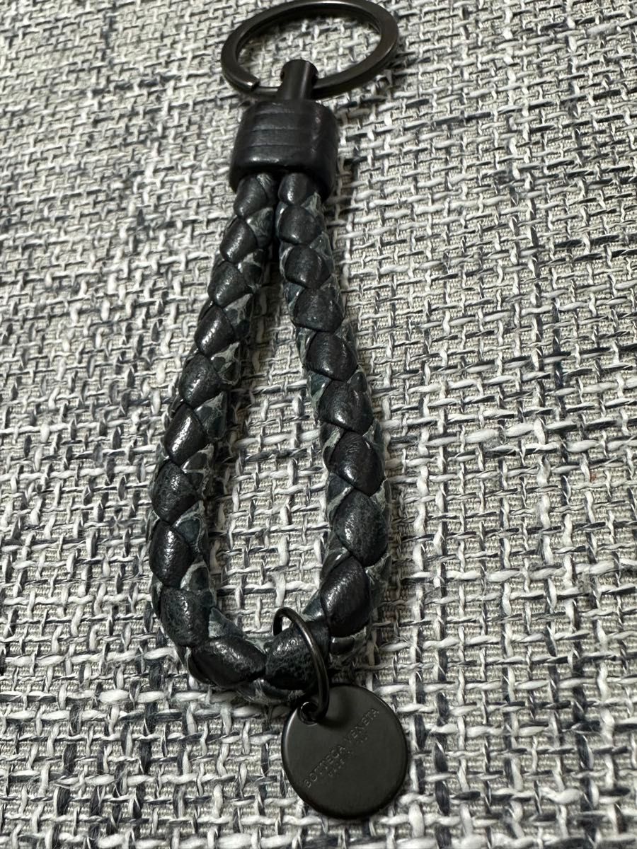極美品✨BOTTEGA VENETA イントレチャート キーリング パイソン 黒 レア ボッテガヴェネタ キーリング イントレチャート パイソン