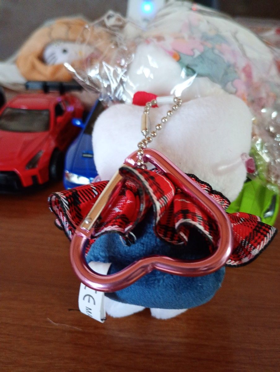 ハローキティちゃん ぬいぐるみマスコット キーホルダー 赤色チェック