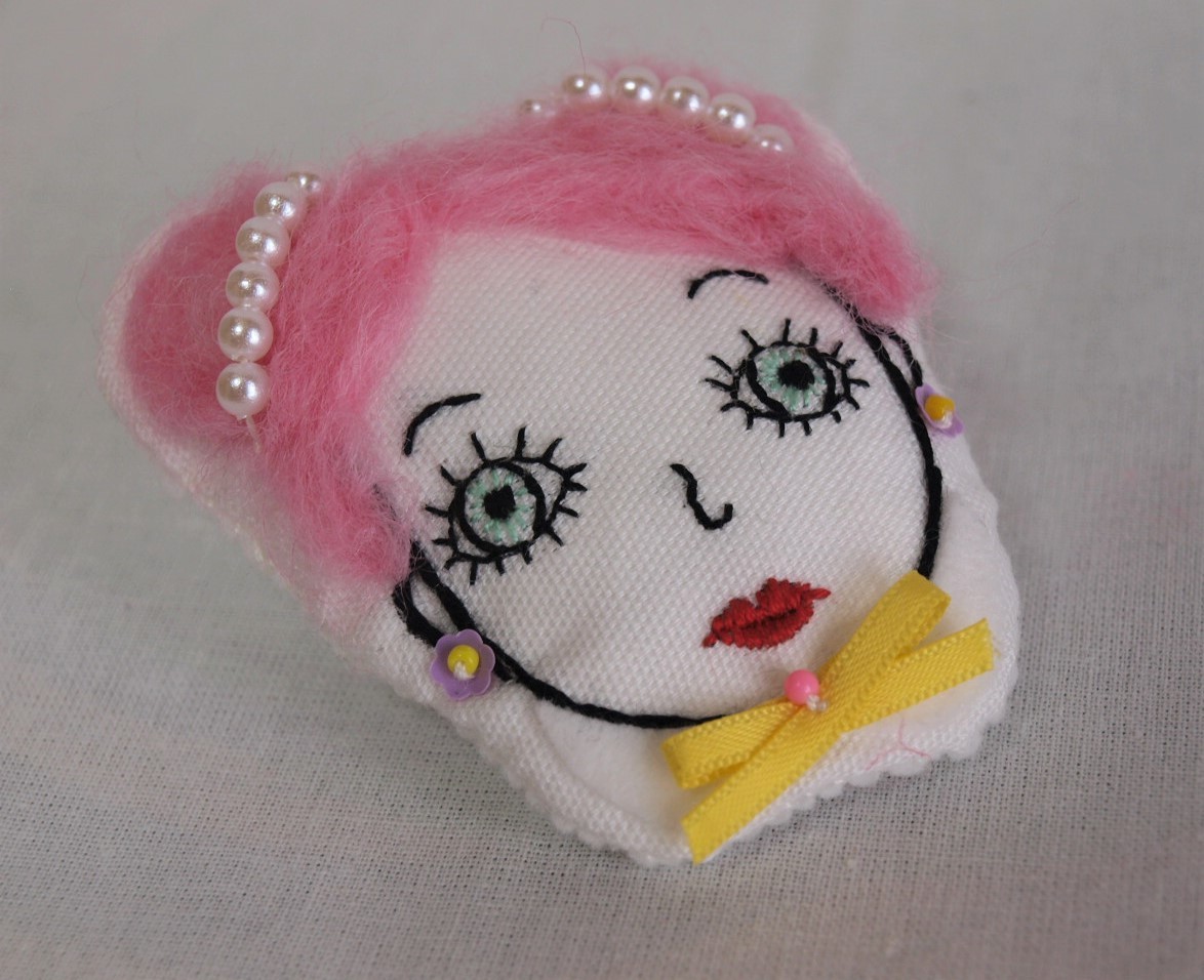 ハンドメイド お人形の顔ブローチ ポリー フランス刺繍 手刺繍 羊毛フェルト 小物 パール アンティークドール風 手作り 女の子 レトロ 代購幫 ハンドメイド お人形の顔ブローチ ポリー フランス刺繍 手刺繍 羊毛フェルト 小物 パール アンティークドール風 手作り 女の子 レトロ 代購幫
