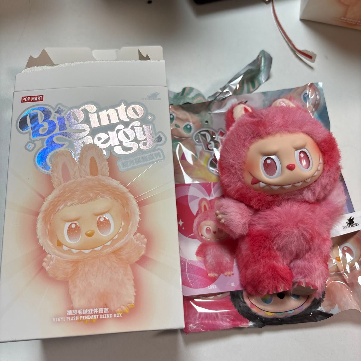 ラブブ エナジー energy ぬいぐるみペンダント キーホルダー 赤 正規品 POP MART Big into Energy ぬいぐるみキーホルダー 赤