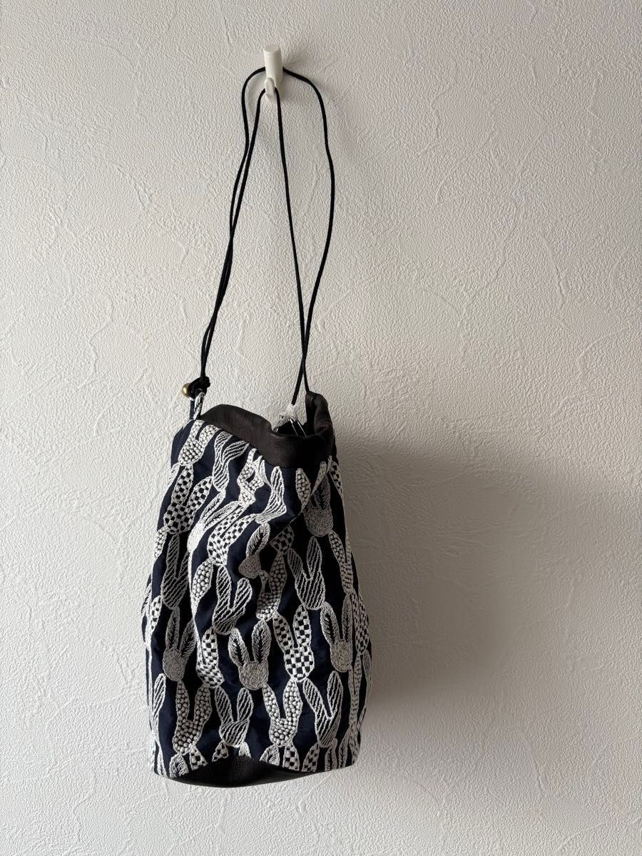 ミナペルホネン pomppia navy ハンドメイドバッグ 新品 pomppia ミナペルホネン drop pochette navy|Yahoo!フリマ