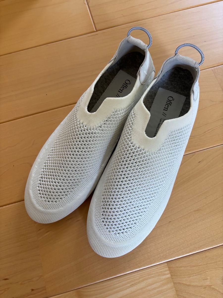 【新品タグ付き】Öffen(オッフェン)ホワイト フラットシューズ Offen パンプス オッフェン 40 24 24 5 フラットシューズ オフ