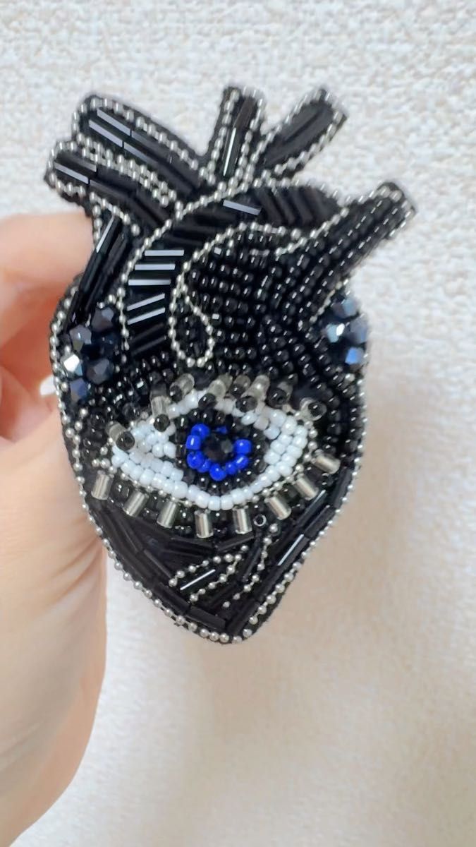 ビーズ刺繍ブローチ 心臓×目モチーフ ブラック ハンドメイド ユニセックス