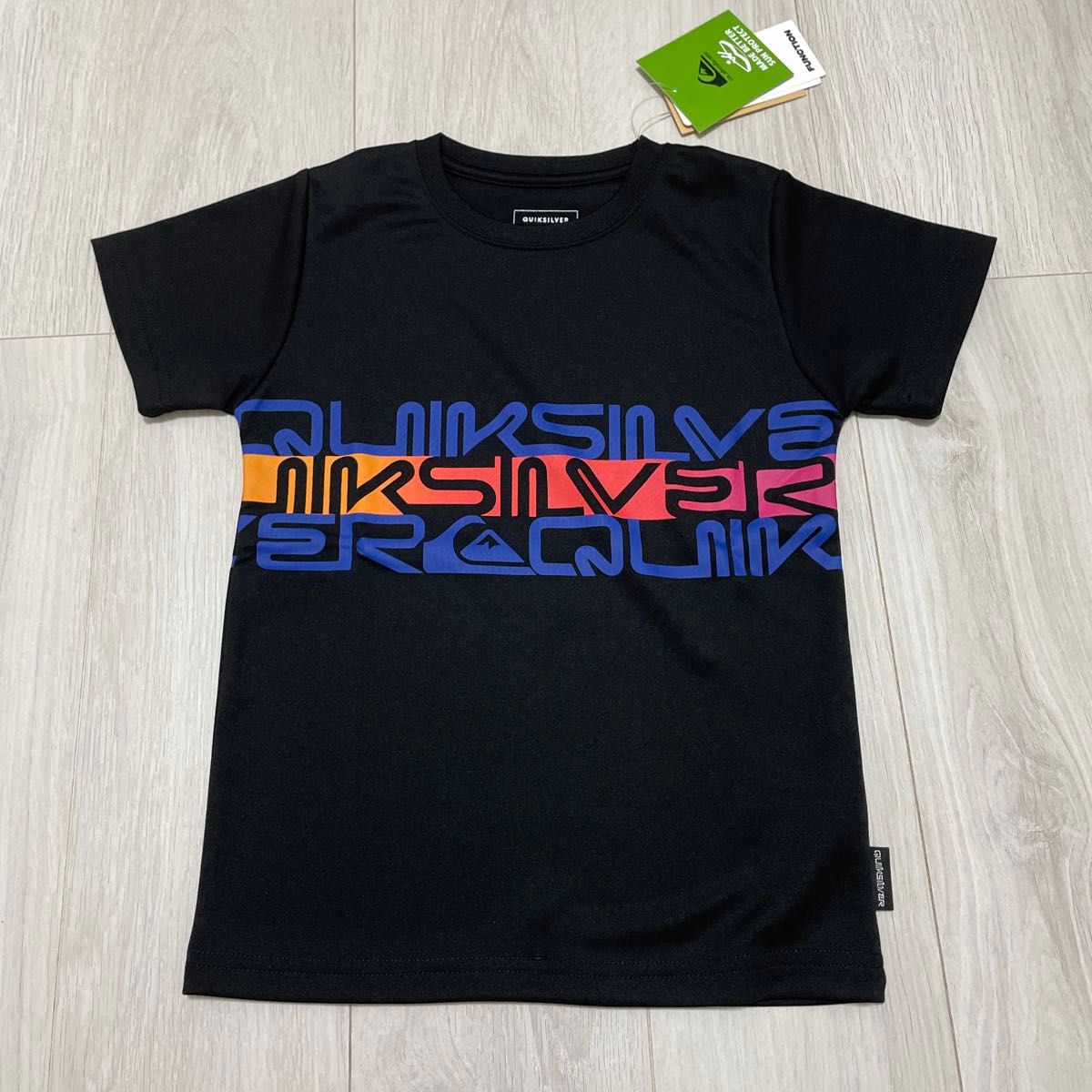 ★QUIKSILVER★半袖 ラッシュガード/ 基本フィット UPF50+ Quiksilver 130cm 半袖ラッシュガード 男の子 黒色 UPF50+ 速乾