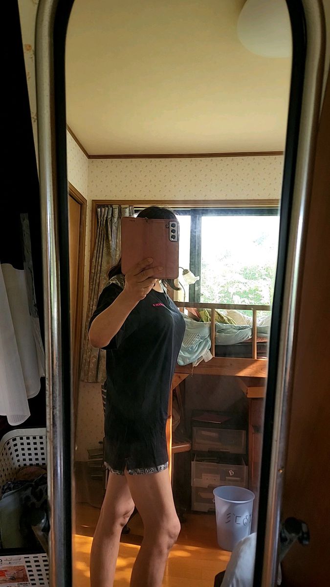 adidas Tシャツ ブラック ボタニカル柄 裾スリット 男女兼用。エスニック
