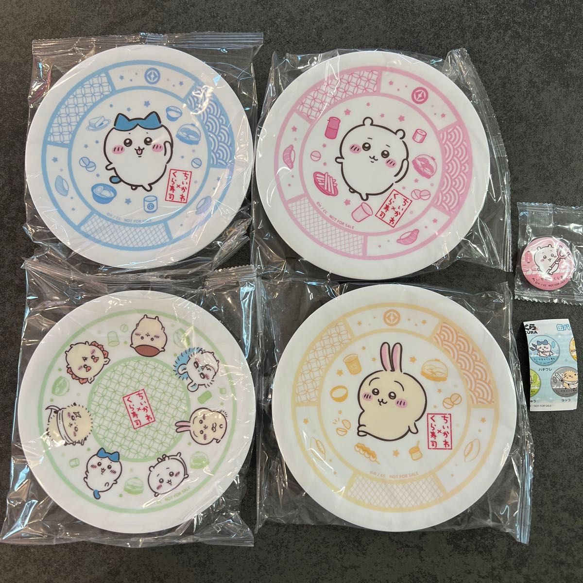 【新品】 ちいかわ くら寿司 コラボ 寿司皿 皿 4種 コンプリート セット くら寿司 ちいかわ 寿司皿 4種コンプリートセット+缶バッチ付き