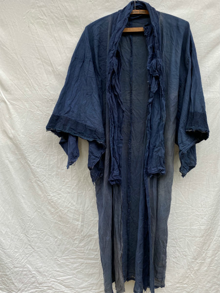藍染 襤褸 羽織り 和ローブ 夜着 木綿 刺し子 古布 ストール付きのようなシルエット