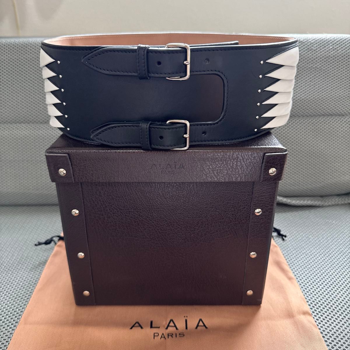 【ALAIA】 ☆送料関税込み☆ 装飾レザーベルト アライア ALAIA レザー ウエストベルト スタッズ付き バイカラー
